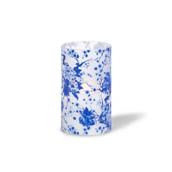 Восковая свеча ручной заливки размером 3,5 дюйма D x 6 дюймов H из матового стекла с синим цветочным рисунком и эксклюзивным свечением ™